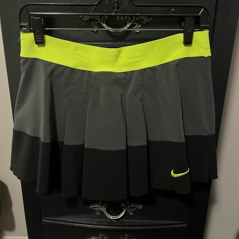EUC Nike Dry Fit Tennis skirt - size medium.